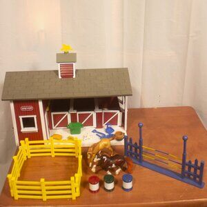 Breyer Stablemates Red Stable & 2 Horses Set